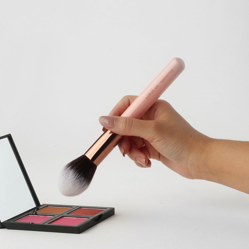 Luxie Rose Gold Collection 520 Tapered Face Brush. Kitseneva otsaga puudripintsel 1tk