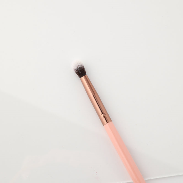 Luxie Rose Gold Collection 205 Tapered Blending Brush. Kitseneva otsaga lauvärvi hajutamispintsel 1tk