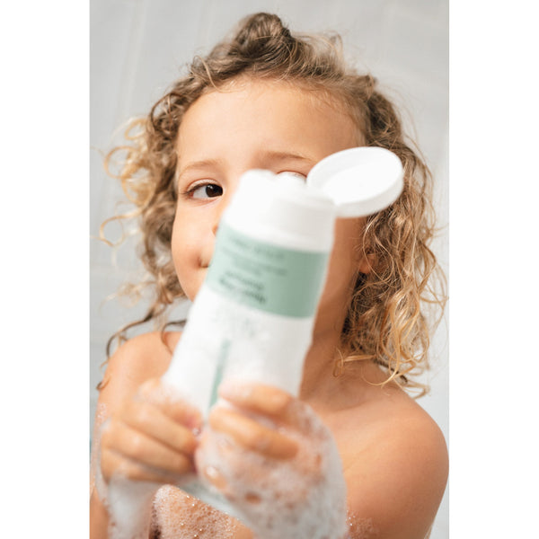 Naïf Baby & Kids Nourishing Shampoo With Natural Cottoseed Extract. Pisaravaba niisutav šampoon puuvillaseemne ekstraktiga beebidele/lastele 200ml